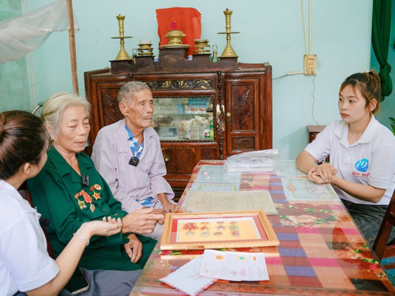 Gia đình đang sử dụng máy tính với phần mềm kiểm soát của phụ huynh